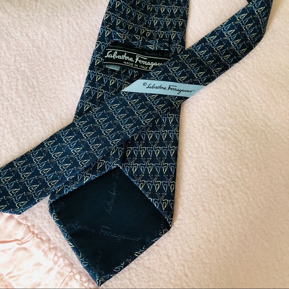 Ferragamo silk tie timeless good taste and quality - Picture 3 of 5